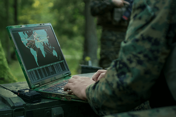 Transformer d’anciens militaires en image de carte d’article cyber-professionnels