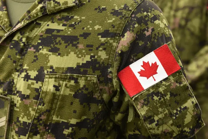 Jaca militar canadiense con un parche de bandera