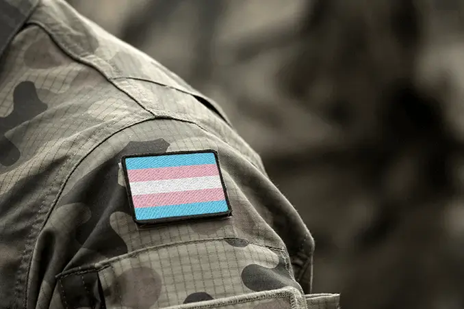Soldado transexual imagen de tarjeta de artículo en primera línea británica